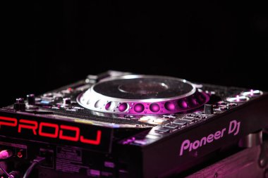 Kiev-4 Temmuz, 2018: Gece Kulübü Festivali müzik çalmak için profesyonel Pioneer Djm dijital pikap oyuncu konser için DJ Dj. sahne ses ekipmanları için