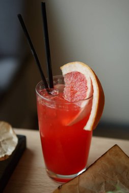 Cam kırmızı ekşi alkollü içecek. Lezzetli uzun doğal taze meyve suyu ile bir içki tadını çıkarın. Barda serinletici uzun içecekler