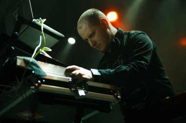 Moskova - 6 Ekim, 2016: vakum ve Mattias oynarken Lindbloom konser Yotaspace gece kulübü sahnede.