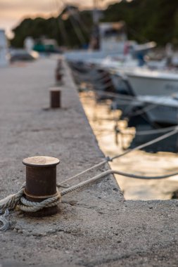 Baba yakın iple yukarı demirleme. Yaz tatili için iskele Hırvat Riviera.Rent bir tekne içinde bağlı su tekne için egzotik Adaları cruise. Fishinh Kiralama motorlu tekne üzerinde gitmek