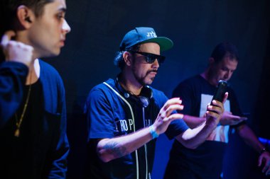 Moskova - 22 Kasım, 2015: Tropkillaz (Djs Laudz ve Zegon) mevcut yeni albüm kalpler On Fire Izvestiya Hall kulübünde