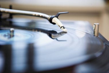 Kiev-30 Haziran, 2018: Profesyonel dj pikap Technics 1210 eski analog vinil kaydı ile müzik çalar. Ortofon Concorde küresel iğne çizik disk