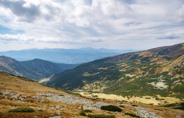 İyi sonbahar günü bulutlu mavi gökyüzü altında güzel yeşil vadi Karpat Dağları'nda. Aktif Turizm için hedef, seyahat ve Güney Avrupa turları zam. Doğa güzelliği zevk