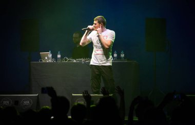 Moskova - 12 Haziran, 2016: kalabalık dancefloor Triada müzik konserinde Club.