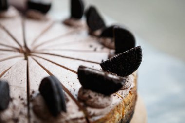 Mariupol, Ukraine - 15 Mayıs, 2017: Oreo çerezler dekorasyon için lezzetli çikolatalı kek pişmiş Mr.Bean kafede. İtalyan restoran tatlı gıda menü öğelerinde yakın çekim