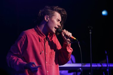 Moskova - 5 Ekim, 2016: Rus synth pop rock grubu playing canlı Vougal 16 büyük gece kulübü sahnede konser