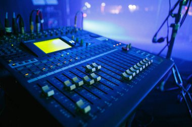 Moskova - 30 Kasım, 2016: Audio mixer için Sahne Alanı'nda müzisyen. Pro ses denetleyicisi paneli mix müzik, ses ve ses karıştırma. Parlak sahne aydınlatma sahne. Odak üzerinde denetleyici topuzu, regülatör