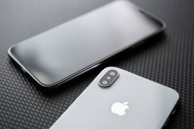 Mariupol, Ukraine - 27 Ekim, 2017: yeni Iphone X modeli yakın çekim. Modern hareket eden telefon ile değmek perde ve çift kamera lens. Trendy Apple Iphone 10 durum