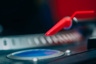 Pikap dj vinil plak çalar, analog ve dijital müzik Dj için analog ses teknolojisi.