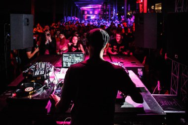 Kiev-4 Temmuz, 2018: ünlü dnb DJ LTJ Bukem kulüpte müzik seti oynar. Gece eğlencesi olayı. Gece kulübünde davul ve bas yaz müziği festivalinde dans katında parti yapan genç grup. 
