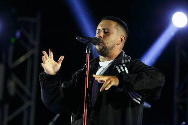 Odessa, Ukrayna-21 Ağustos, 2017: ünlü pop şarkıcısı Monatik söylüyor gençlik müzik festivali Zgames.Popular müzisyenin sahne sahnede