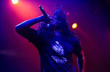 Moskova - 12 Şubat, 2017: ünlü hip hop şarkıcısı Waka Flocka alev performans gösteren canlı müzik programında sahne