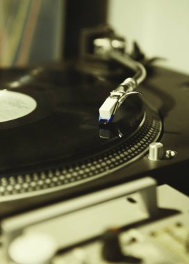 Dj veya ses meraklısı, müzik aşığı için profesyonel ses ekipmanları. Klasik hipster ses donanımları, analog teknoloji. Parti ve konser çalıştırmak için pro DJ donanım