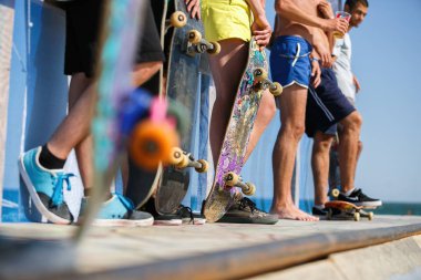 Odessa, Ukrayna-21 Ağustos, 2017: Grup kaykaycılar skatepark içinde mini rampa üzerinde. Yaz aylarında Kaykay Yarışması. Aşırı spor yarışma açık. Patenci çocuklar ödül için yarışmak