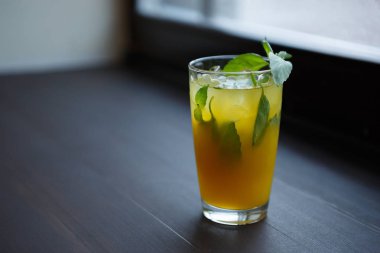 Fesleğen yaprakları ve soğuk içecek alkolle serinletici nane. Lezzetli kokteyl ile cin ve meyve suyu sıcak yaz günü için. Restoran ya da bar alkol menü öğesini kapatın. Kopya alanı metin için sol tarafında