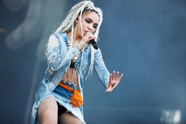 Moskova - 7 Haziran, 2016: ünlü şarkıcı Abra Lastochka açık hava Müzik Festivali'nde konser.