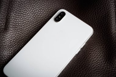 Mariupol, Ukraine-25 Ekim, 2017: Yeni Iphone X smartphone modelinde kapatın. Modern Iphone 10 hareket eden telefon aygıt