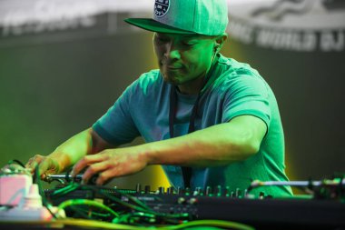 Moskova - 6 Ağustos, 2016: Dmc Dj Dünya Rus finalleri sahne yüzleri ve dantel Festivali'nde. Headliner: Invisibl Skratch Piklz (Dj Q-Bert, Dj D-stilleri, Dj Shortkut)