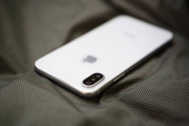 Kiev, Ukrayna-19 Eylül, 2018: Yeni Iphone Xs kadar Kapat'modeli. Akıllı telefon ile çift kamera, cam arka panel ve sonsuz ekran en yeni Apple beyaz ve silve. Trendy smartphone aygıt kopya