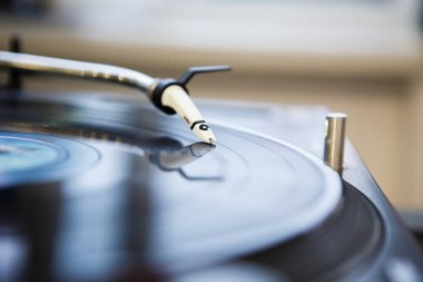 Kiev-30 Haziran, 2018: Profesyonel dj ses ekipmanları konser sahne gece kulübü. Pikap analog disk ile müzik çalar