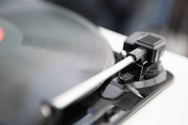 HiFi retro pikap vinil kayıtları oyuncu teknoloji. Vintage analog hippi müzik plak çalar. Turntable kartuş ve odak kolundan sesi iğne. Oynamak ve vinil müzik kayıtları için dinle