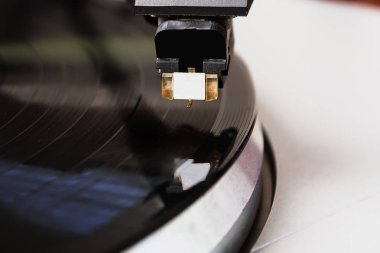 Müzikal vinil kaydı ile pikap oyuncu. Retro Tema.