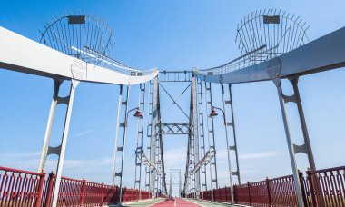 Kiev, Ukrayna-21 Nisan, nehir Dnepr Kiev merkezi şehirde parlak güneşli bir günde, Truhanov Köprüsü'nün 2018:Aerial uçak resmi