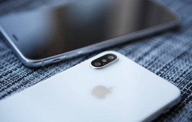 Kiev-30 Ağustos, 2018: Iphone X yakın kadar. İki modern elma Iphones 10 modeli ile üst sınıf çift kamera lensler modülü ve Infinity kenar değmek perde göstermek. Lüks smartphone aygıt makroda