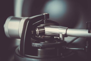 Profesyonel parti dj turntable kapatın. Sesi kol odakta ağırlığındadır. Yüksek kaliteli analog müzik çalmak için ses ekipmanları. Hi-fi vinil kayıtları dinleyin