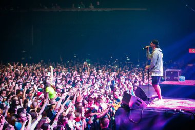 Moskova - 4 Kasım, 2016: gece kulübü kalabalık dans pistine. Müzikal konser gösterisi sırasında tam gece kulübü. İnsanlar iyi eğlenceler. Müzik eğlence olay, fanlar tadını çıkarın