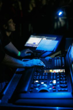 Moskova - 3 Aralık, 2016: ses teknisyeni ve ışıklar teknisyenleri kontrol gece kulübü müzik gösterisinde.