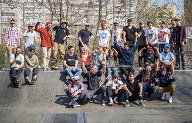 Kiev-15 Nisan, 2018: Grup mutlu patenci çocuklar ve kızlar agresif inline paten açık skatepark. Genç ve aktif insanlar için aşırı spor arka plan