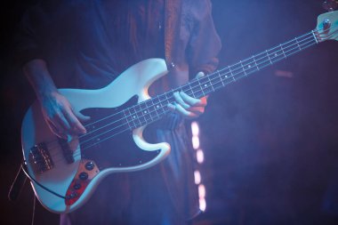 Kiev, Ukrayna - 9 Mart, 2018: Music hall konser. Gece kulübü elektronik müzik festivali. Ukraynalı indie grubu Yuko gece kulübünde Atlas set canlı