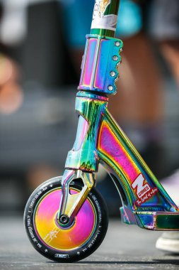 Odessa-25 Ağustos, 2017: aşırı skatepark içinde buz pateni için Modern tekme scooter. Renkli scooter framr içinde küçük tekerlek ile yakın çekim