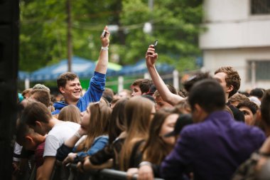 Moskova - 2 Haziran, 2016: gösterinin başlamak bekleyen genç hip hop müzik hayranları büyük konser kalabalık. Birçok popüler Rus rap şarkıcısı L'one hayranları yaz aylarında açık hava Müzik Festivali üzerinde toplandı