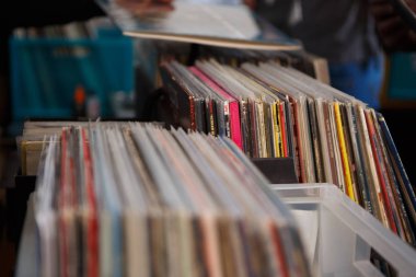 Moskova - 26 Mart, 2017: satın müzik dj ve Powerhouse.Vinyl dj topluluk Satıyoruz vinyls hipster için ve hifi müzik aşığı, aksesuarlar ile eski analog vinil kayıtlar hipster