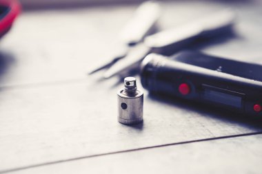 Tamir, bakım vaping aygıt mod. Parçaları modern Buharlaştırıcı e-cig aygıt, yedek parça için yükseltme. Mikro bobin clearomizer. İşlem, tamir vape aygıtı sökün. Atomizer kafa için tel