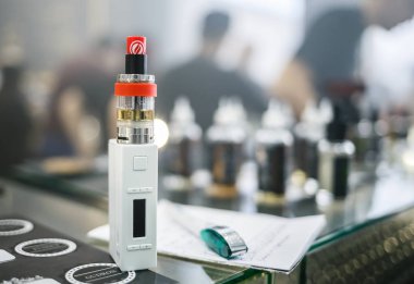 Moscow - 9 Aralık, 2016: Uluslararası Vape Expo. Popüler vaper aygıt mod. Parçaları modern Buharlaştırıcı e-cig aygıt, yedek parça için yükseltme. Yeni aygıt modeli, mikro bobin clearomizer. Nikotin Sigara İçilmeyen bıraktın, vaping güvenli ecig vape, ejuice başlamak