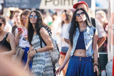 Moskova - 6 Ağustos, 2016: Gençlik Festivali yüzleri ve dantel Gorki Park toplanan tasarımcıları, dövme ustaları, grafiti ressamlar, Djs, mağazalar ve otomatik Tuner.
