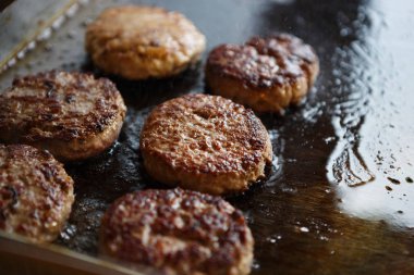 Taze kavrulmuş pirzola domuz ve sığır eti yapılır. Yağlı yağlı parça etten mutfakta tavada kızartma. Fast food restoran menü yemek pişirme işlemi. Sağlıksız yağ gıda kolesterol ile