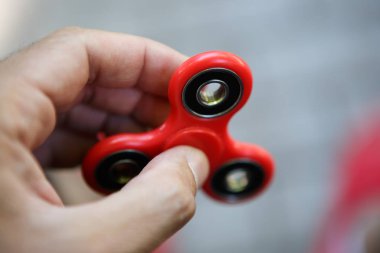 Adam oyun süper trendy ile kıpır spinner oyuncak el. Popüler kırmızı plastik cihaz rulmanlar üzerinde oynamaktan zevk. Psikolojik stres serbest bırakmak, tepki geliştirmek ve bu serin yeni oyuncak ile rahatla