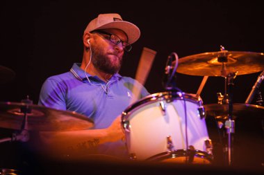 Moskova-26 Ağustos 2016: serin davulcu adam gece kulübünde sahnede 7B grup büyük rock konser set canlı oyun