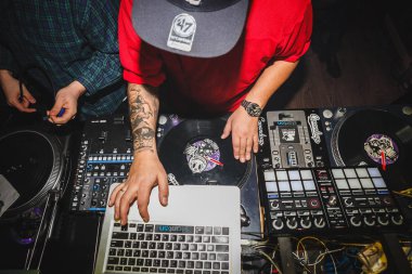 Moskova-21 Ekim, 2016: hip hop müzik partisi gece kulüp Bar. Professioanl ses ekipmanları DJ Play Music. Turntable vinil kayıt oyuncu, ses karıştırıcı denetleyici. Disk jokey mix müzik parçaları ve çizik kayıtları, havai shot