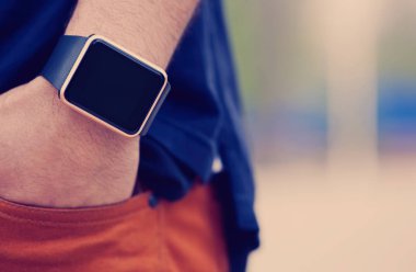 Trendy akıllı saati Afrikalı zenci elleri. Internet, şamata sosyal medya her zaman kalmak sağlar bağlı Modern Gadget'ı. Makro yakın çekim kol saatleri.