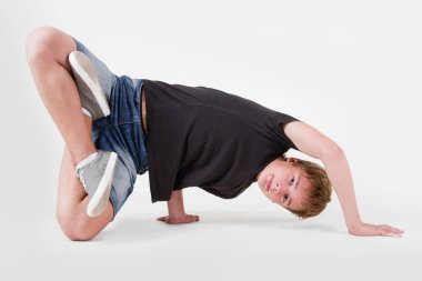  beyaz zemin üzerine gencin bboy eğitim