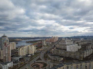 Kiev, Ukrayna - 31 Ocak, 2018: Kiev Obolon alan havadan görünümü dron'un yüksek çözünürlükte vurdu. Ukraynalı baskente yüksek noktadan yüksek kaliteli fotoğraf. Bulutlu mavi kış gökyüzünde Avrupa