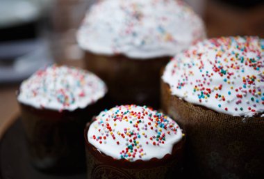 Lezzetli ev Paskalya dekorasyon buzlanma ile pasta. Lezzetli yemek keyfini ve Ortodoks Hıristiyan bahar tatil kutlamak. Mevsimlik kutlama yemekler masaya servis