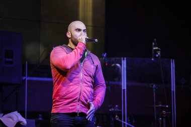 Moskova - 14 Ekim, 2016: Rus rap şarkıcısı Kravz gece kulübü Moskva sahnede büyük konser. Ünlü beatboxer beatbox yapıyor Vahtang oturum göster.