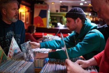 Kiev, Ukrayna - 3 Kasım, 2018: Vintage Vinil plak bit pazarı Club. Eski müzik koleksiyoncuları satın almak, satmak ve retro vinyls pikap oyuncu için ticaret. Dj bit pazarı, eski analog kayıtlardan büyük toplama