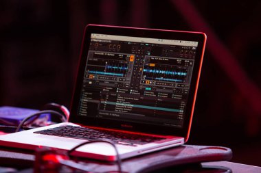 Kiev-11 Temmuz, 2018: profesyonel parti dj ses karıştırma Apple Macbook Pro.Disc jokey ekipman konser Sahne Alanı'nda yüklü Uyg. Dizüstü bilgisayar programı Traktor Dj müzik parçaları oynuyor